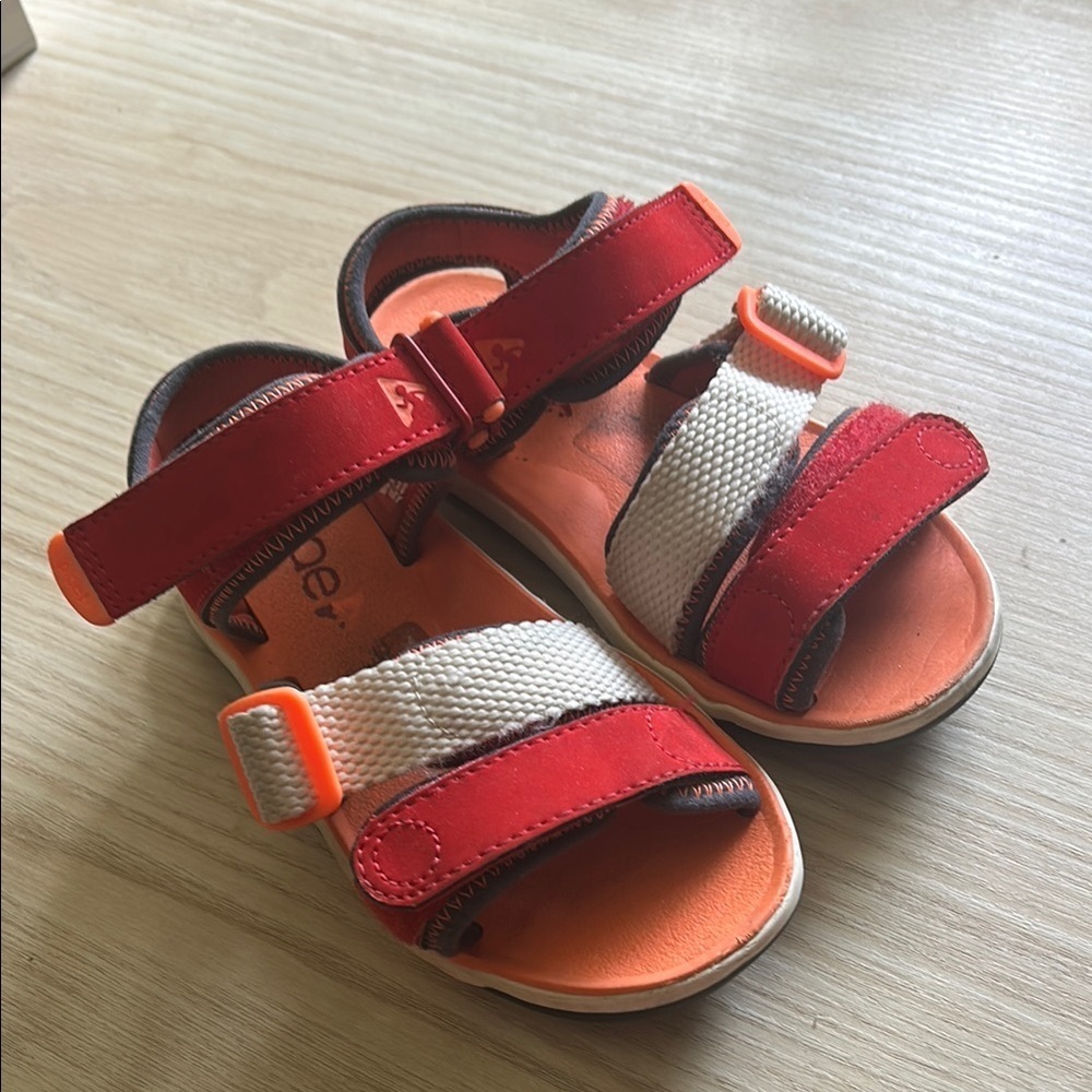 Plae Wes Voltage Red. Size 10 Toddler Voltage red